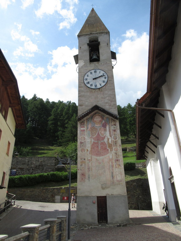 Losstaande kerktoren in Peio